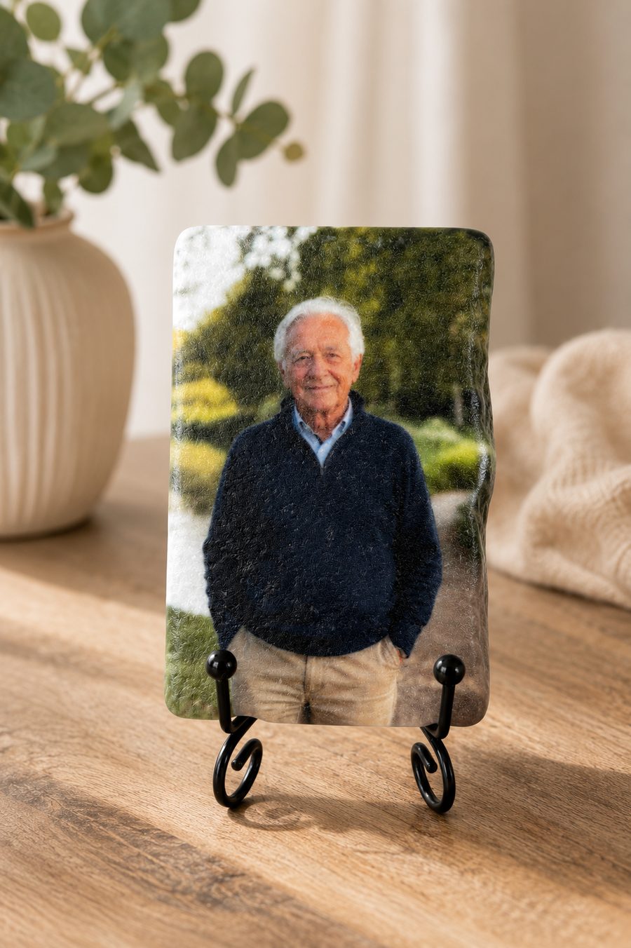 Gedenksteen met foto van een grootvader in de tuin